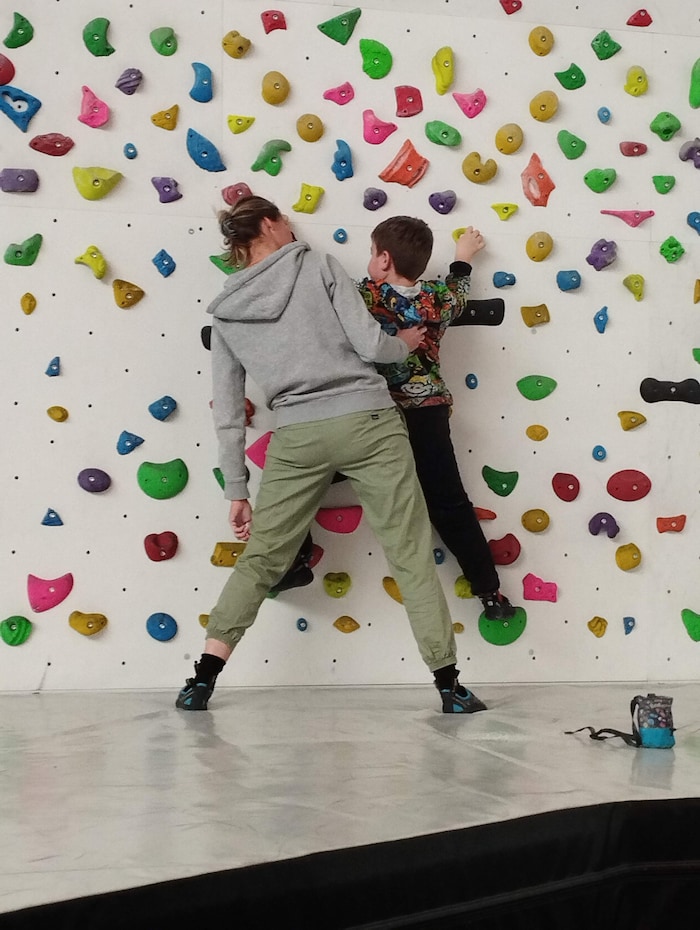 Mit zahlreichen Therapien wurde und wird versucht, die Mobilität des Neunjährigen zu steigern. ...