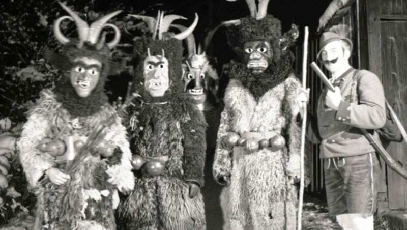 Altes Brauchtum: Vier Krampusse aus Bad Mitterndorf im Ennstal rund um das Jahr 1960. (Bild: Archiv Schloss Trautenfels/Rastl)