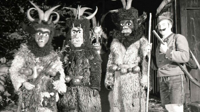 Altes Brauchtum: Vier Krampusse aus Bad Mitterndorf im Ennstal rund um das Jahr 1960.
