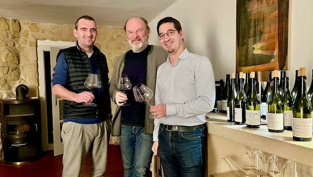 Winzer Roland Velich (Mitte) mit Weintourismus-Geschäftsführer Christian Zechmeister (rechts) und Obmann Herbert Oschep (Bild: Grammer Karl)