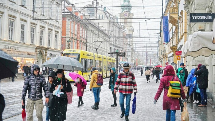 Menschen bei winterlichem Wetter in der Grazer Innenstadt