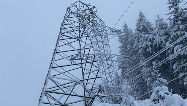 Dieser Strommast im Murtal bereitet aktuell Sorgen. Er ist für die Einsatzkräfte nur schwer erreichbar, muss aber dringend repariert werden (Bild: Energie Steiermark)