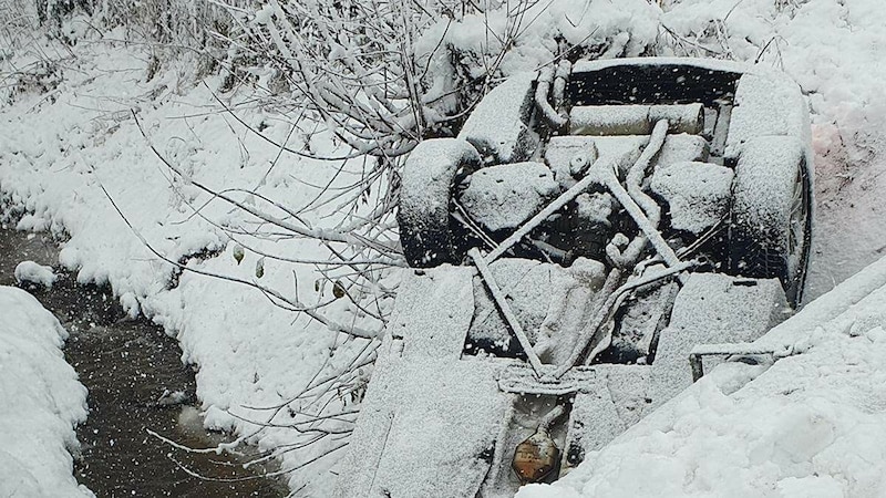 Das Auto kam von der Fahrbahn ab.  (Bild: FF Schiefling/Lavanttal)