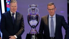 Hollands Bondscoach Ronald Koeman und ÖFB-Teamchef Ralf Rangnick mit dem EM-Pokal. (Bild: AFP or licensors)