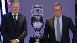 Hollands Bondscoach Ronald Koeman und ÖFB-Teamchef Ralf Rangnick mit dem EM-Pokal. (Bild: AFP or licensors)