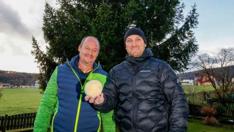 Hermann Fuschlberger und Norbert Stadler (rechts) starteten eine Hilfsaktion für die Familie.  (Bild: Tschepp Markus)