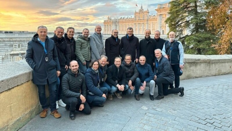 Die Delegation posiert für das Gruppenfoto. (Bild: Jasmin Steiner)