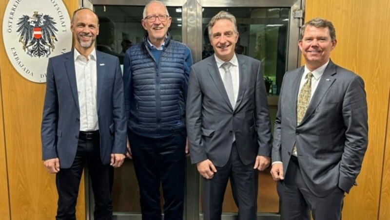 Botschafter Enno Drofenik (2. v. re.) und Wirtschaftsdelegierter Richard Bandera (re.) tauschten sich mit Reinhard Mayr (2. v. li.) und Franz Mair aus. (Bild: Jasmin Steiner)