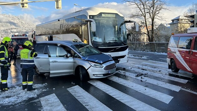 In Villach kam es einer Kollision zwischen einem Bus und einem Taxi (Bild: Hauptfeuerwache Villach)