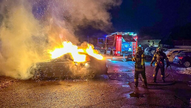 Das Auto stand in Vollbrand (Bild: FF Fürnitz)