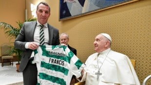 Papst Franiskus bekam von Celtic-Coach Brenden Rodger ein Trikot überreicht. (Bild: REUTERS)