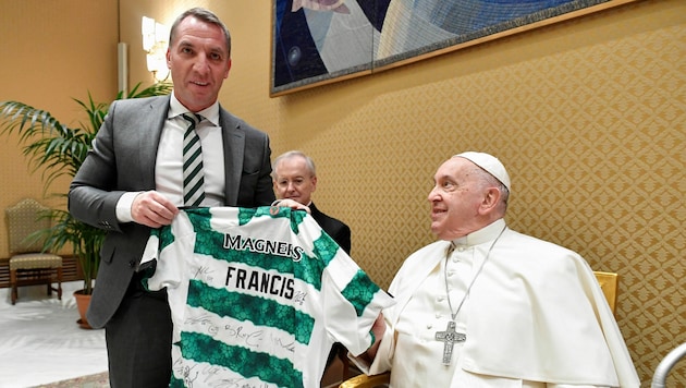 Papst Franiskus bekam von Celtic-Coach Brenden Rodger ein Trikot überreicht. (Bild: REUTERS)