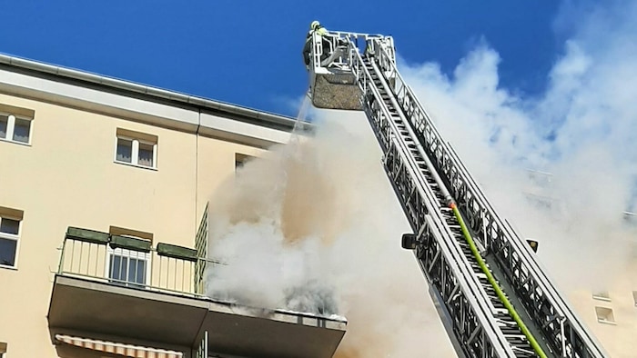 Unter anderem mittels Drehleiter wurde der Brand bekämpft.