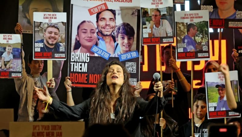 Kundgebung für die Geiseln in Tel Aviv (Bild: APA/AFP/AHMAD GHARABLI)