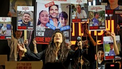 Kundgebung für die Geiseln in Tel Aviv (Bild: APA/AFP/AHMAD GHARABLI)