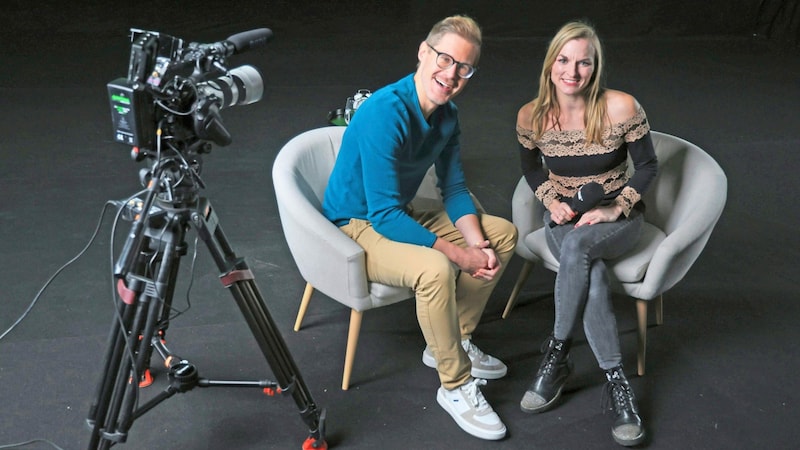 Manuel Kelemen mit Moderatorin und „Krone“-TV-Redakteurin Marie Leopoldsberger bei den Dreharbeiten im Guxtu-Studio im 23. Bezirk in Wien.  (Bild: Zwefo)