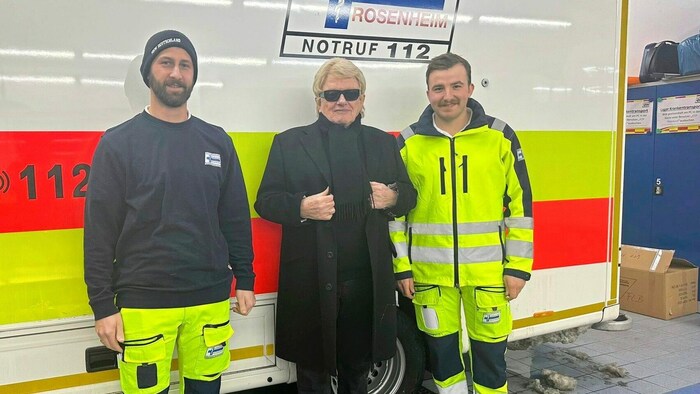 Die Herren vom Rettungsdienst versorgten Schlagerstar Heino nach dem eisigen Schock auf der ...
