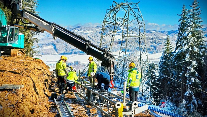 Die Arbeiter waren stundenlang im Einsatz
