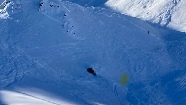 Der gelbe Punkt zeigt die Stelle, an der sich der Unbekannte in Hochfügen in der Lawine befand. (Bild: Alpinpolizei)