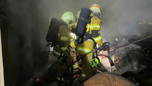 Feuerwehrler im Brandeinsatz in Obertrum (Bild: FF Obertrum)