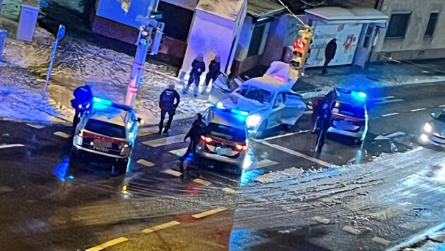 Umzingelt von Blaulicht und mit zerschossenen Reifen ergab sich der 24-Jährige. (Bild: zVg)