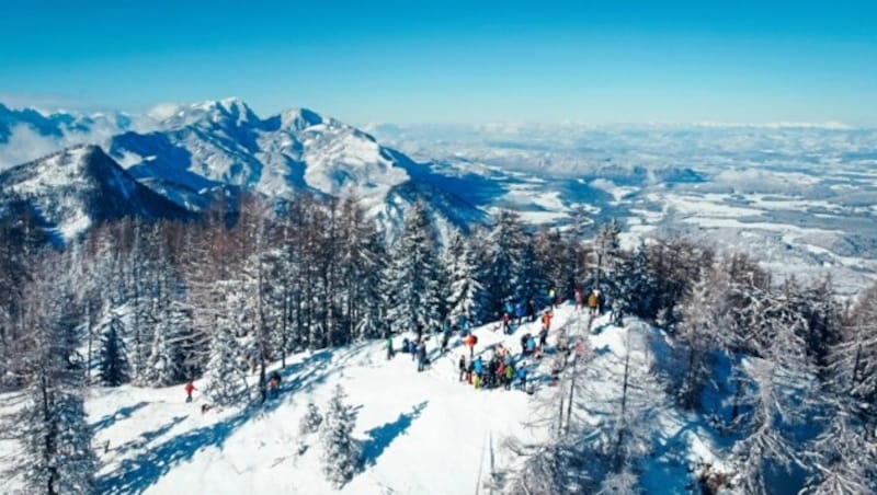 Der Topitza-Gipfel. Im Hintergrund ragt der Hochobir über dem tiefwinterlichen Südkärnten empor. (Bild: Hannes Wallner)