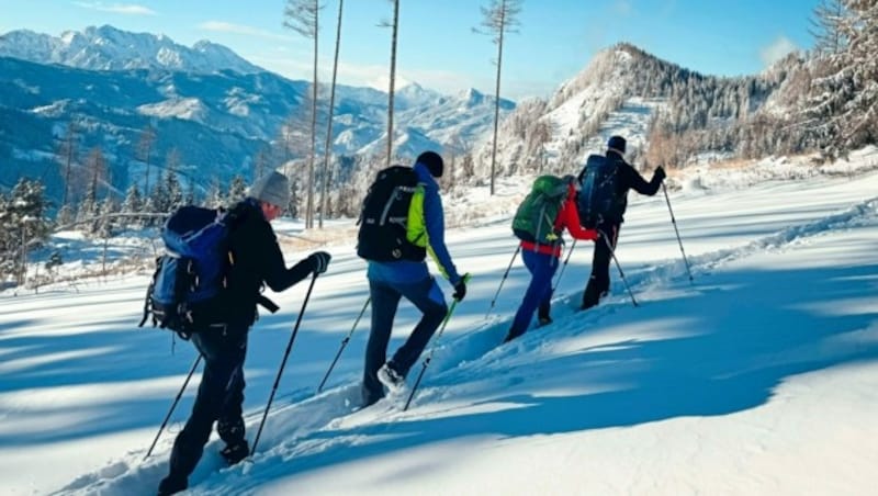 Durch 20 Zentimeter Pulverschnee stapften die Wanderer in Richtung Gipfel. (Bild: Hannes Wallner)