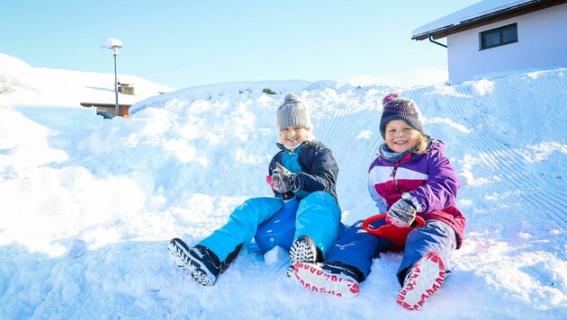 Die Kinder freuen sich über den tollen Schnee (Bild: Scharinger Daniel)