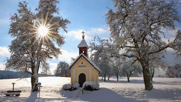 Wie ein Postkartenmotiv sieht die Nikolauskapelle im Sulzbach im Wallfahrtsort Adlwang auf dieser gelungenen Aufnahme am ersten Adventsonntag aus (Bild: Hütmeyer Gerhard)