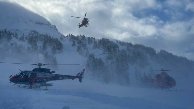 An der - letztlich vergeblichen - Suchaktion in Obertauern beteiligten sich unzählige Retter samt Hubschrauber. (Bild: Bergrettung)