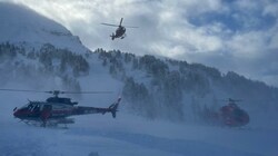An der - letztlich vergeblichen - Suchaktion in Obertauern beteiligten sich unzählige Retter samt Hubschrauber. (Bild: Bergrettung)