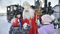 Der Nikolaus fuhr am Sonntag mit der Taurachbahn und überbrachte den Lungauer Kindern kleine Geschenke. (Bild: Holitzky Roland)