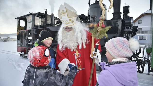 Der Nikolaus fuhr am Sonntag mit der Taurachbahn und überbrachte den Lungauer Kindern kleine Geschenke. (Bild: Holitzky Roland)