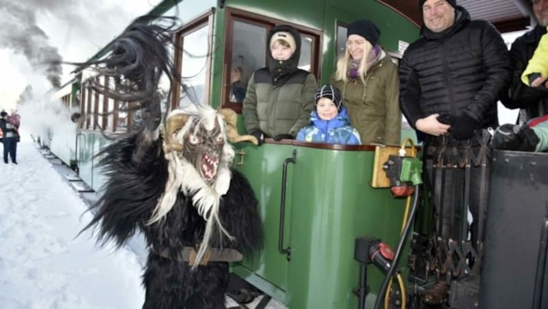 Der Krampus aber durfte nicht in die Dampflok einsteigen. (Bild: Holitzky Roland)