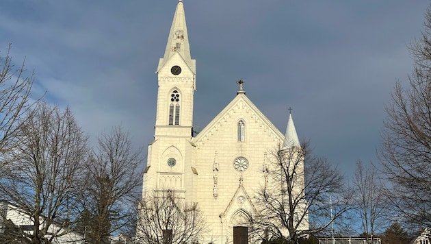 Die Pfarrkirche Müllendorf darf derzeit nicht betreten werden (Bild: Philipp Wagner)