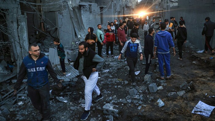 Palästinenser überprüfen die Schäden nach einem israelischen Angriff in Rafah im südlichen ...