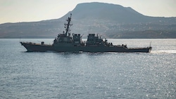 Ein US-Kriegsschiff im Roten Meer (Bild: AP)