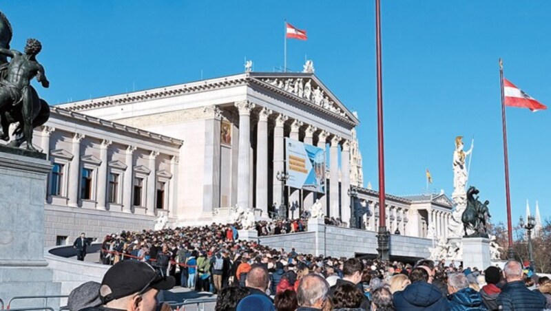 Neuer Glanz für Österreichs Demokratie: Nach einer fünfjährigen und 422,6 Millionen Euro teuren Sanierung heißt es: „Gemma Parlament schauen!“ (Bild: Zwefo, Krone KREATIV)