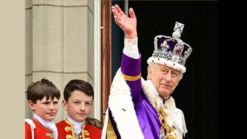 Es lebe der König! Frisch gekrönt, winkt Charles III seinen britischen Monarchiefans zu. (Bild: LEON NEAL / AFP / picturedesk.com, Krone KREATIV)