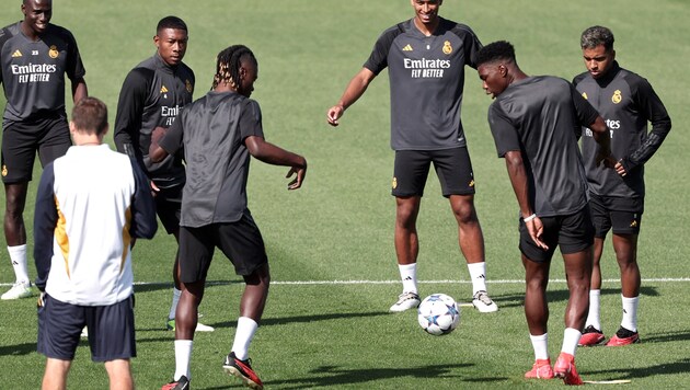 Ferland Mendy, David Alaba, Eduardo Camavinga, Jude Bellingham, Aurelien Tchouameni und Rodrygo (von li. nach re.) beim Training bei Real Madrid (Bild: APA/AFP/Thomas COEX)