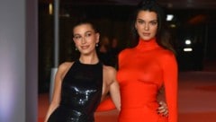 Hailey Bieber (links) und Kendall Jenner bei der dritten jährlichen Academy-Museum-Gala im Academy Museum of Motion Pictures in Los Angeles (Bild: APA/Jordan Strauss/Invision/AP)