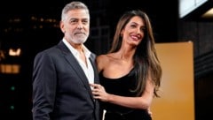 Amal Clooney an der Seite ihres Ehemannes George Clooney (Bild: AP/Alberto Pezzali/Invision)