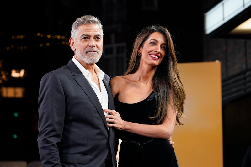 Amal Clooney, here with husband George Clooney, spoke out for the first time on the Israel-Hamas war in Gaza. (Bild: Alberto Pezzali/Invision/AP)