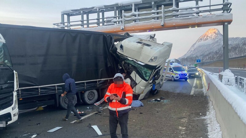 Die Aufräumarbeiten nach dem heftigen Unfall dürften mehrere Stunden dauern. (Bild: Asfinag, Krone KREATIV)