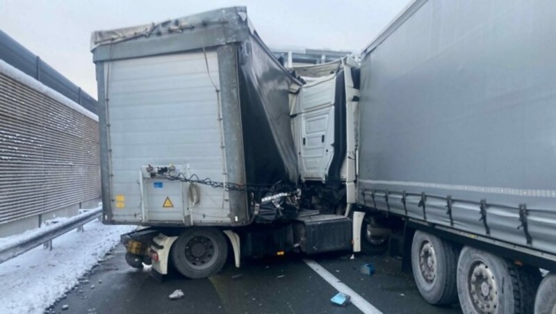 Mehrere Lkw sind bei dem Unfall beteiligt. (Bild: Asfinag)