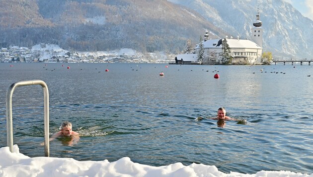 Einige Unentwegte wagten sich sogar in den Traunsee. (Bild: Wolfgang Spitzbart)