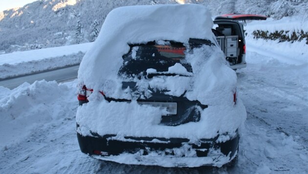 Der Suzuki glich einer fahrenden Schneewechte. (Bild: KAPO Graubünden)