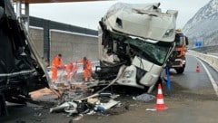 Die Lkw sowie die Fracht wurden geborgen, die Fahrbahn ist wieder freigegeben. (Bild: zoom.tirol)