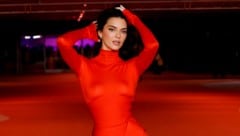 Kendall Jenner sorgte mit diesem Auftritt für ein wahres Blitzlichtgewitter. (Bild: APA/Frazer Harrison/Getty Images/AFP)