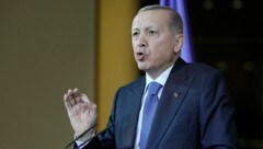 Nachdem er das Online-Netzwerk Instagram sperren ließ, spart Erdogan nicht mit harscher Kritik an dem US-Dienst. (Bild: AP)